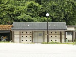 奈良カエデの郷「ひらら」トイレ外観写真