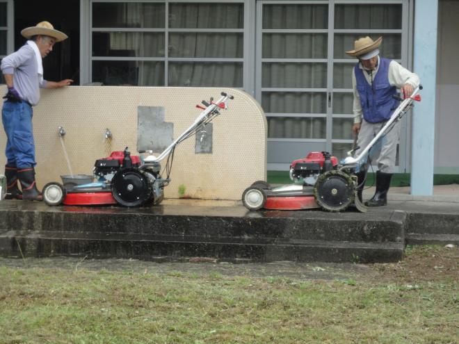 多田地区草刈り機の掃除